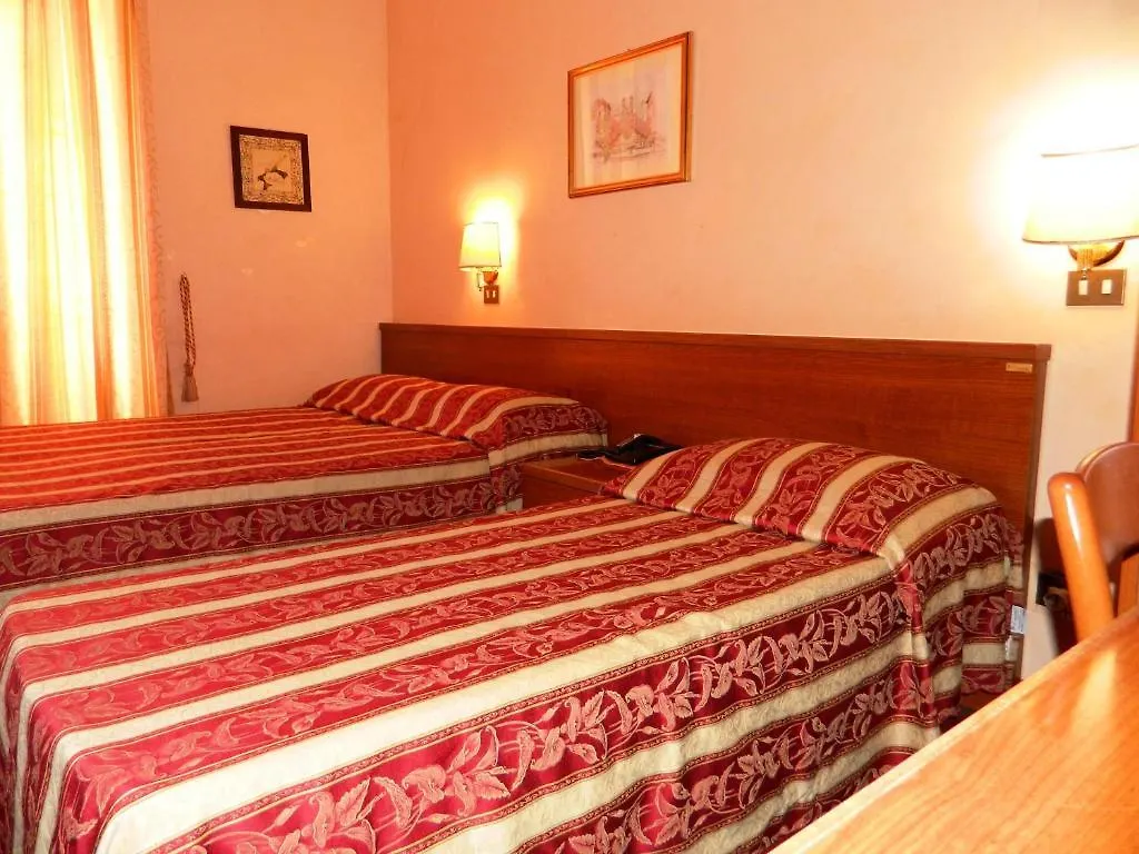 רומא Buonarroti Home 2*,